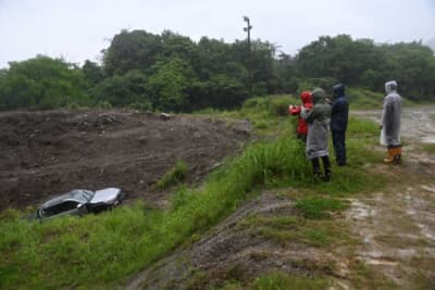雨でぬかるんだ場内は、歩いていると泥に長靴がハマって脱げてしまうようなひどい路面。見学する方もじつは大変