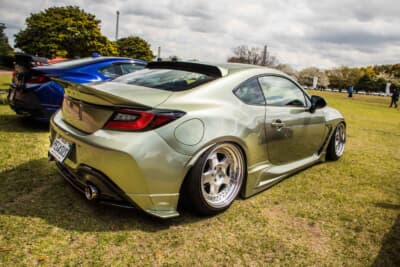 スバル BRZ：アメリカンなスラムドカスタムとするために、できるだけ明るいガラスを探した。その結果、BRZには設定がなかったため、より明るいGR86用の低グレード用のガラスにわざわざ入れ替えた