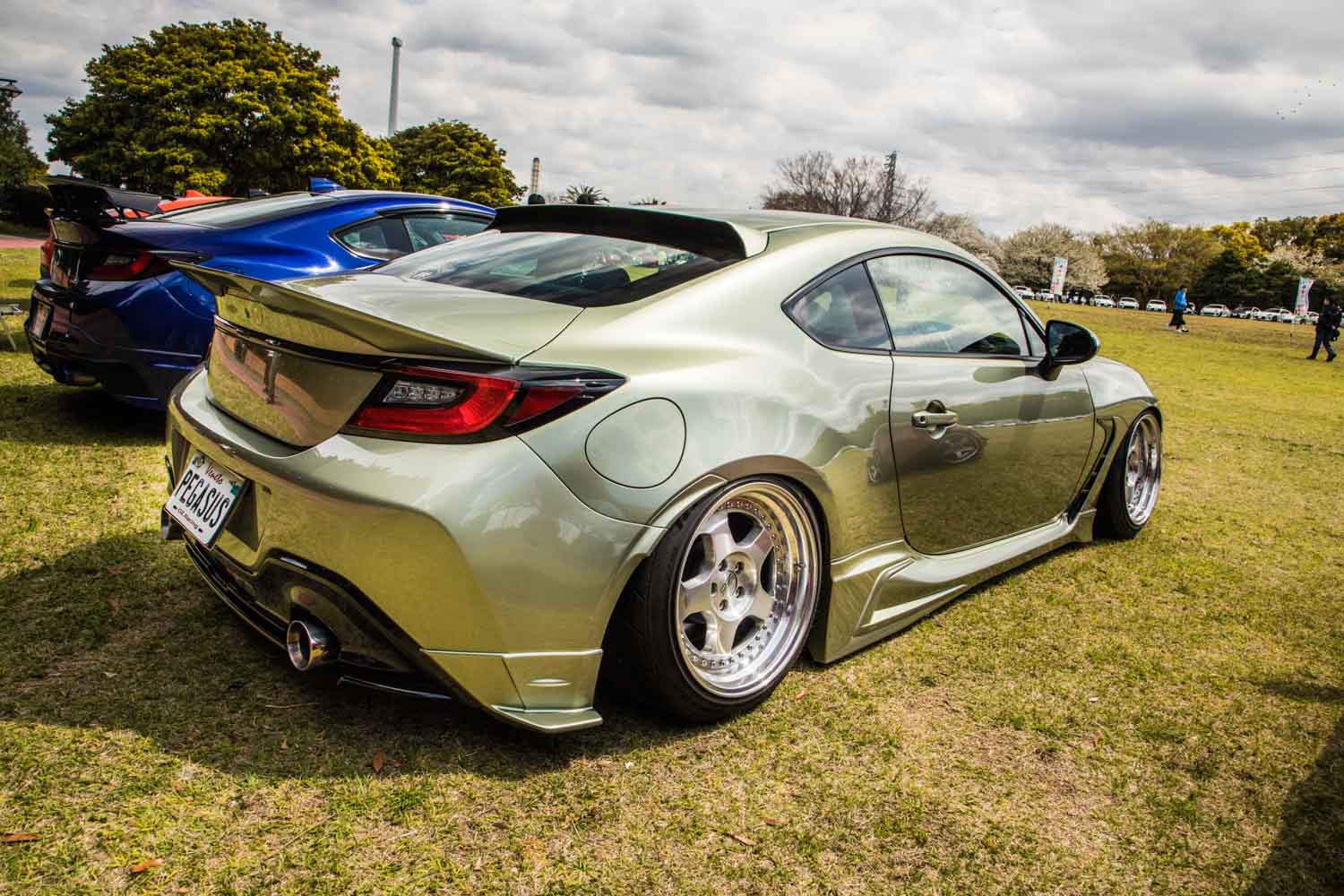 スタンス系カスタムに仕上げたスバル「BRZ」はボディカラーにR34