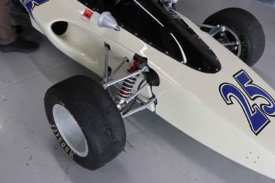 ハヤシ 702B：ハヤシ702Bのフロントサスペンション。上下にAアームを組み合わせたダブルウィッシ ュボーンタイプだが、Aアームの構成には各コンストラクターの個性が窺える