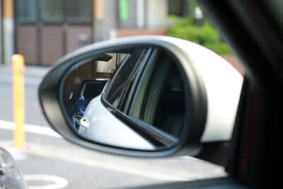 サイドミラーだけでは得られる情報が少ないため、しっかりと目視することが大事だ。ミラーはできるだけ広範囲を映すようにする