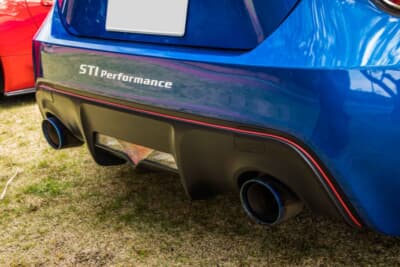 スバル BRZ：リアのディフューザー上部に入っているピンク色のアクセントラインにはピンクのカラーモールを使用している