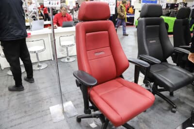 24H CHAIR（チェア）の素材はファブリックとレザー。シートの高さは39～46cmの範囲で細かく調整可能