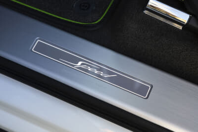 ベントレー ベンテイガ スピード：ドアシルプレートにはスピードの専用バッジがあしらわれる