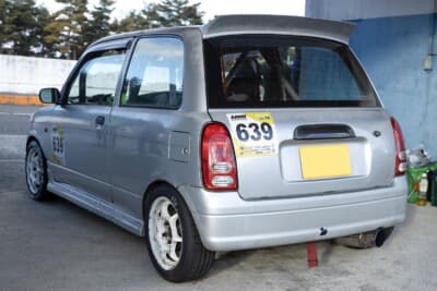 ダイハツ L700型 ミラ:フロントとサイドのエアロは純正で、リアのみYMRの大型リアスポイラーを装着している