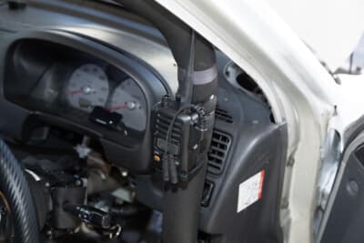 スズキ HA23S型 アルト:ドライバーにコースの状況などを伝達するトランシーバー。多くのチームが採用している