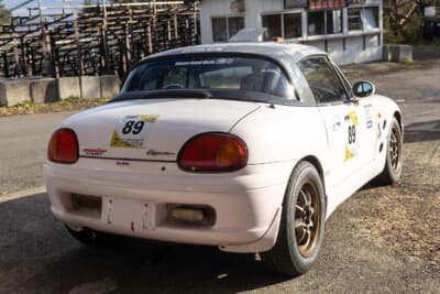 スズキ EA11R型 カプチーノ：リアウイングを装着せずノーマルっぽいエクステリア。足まわりはレーシングギアの車高調だ