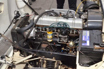 トライアンフ ヴィテス コンバーチブル：直列6気筒エンジンを搭載。快速かつパワフルな走りを楽しめる仕様