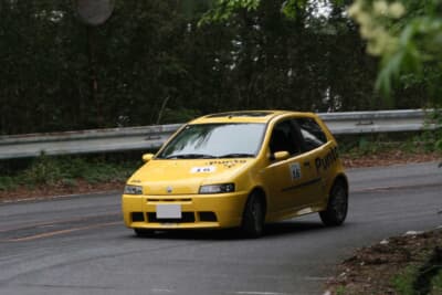 ラリーシーンによく登場するフィアット プント アバルトも参戦