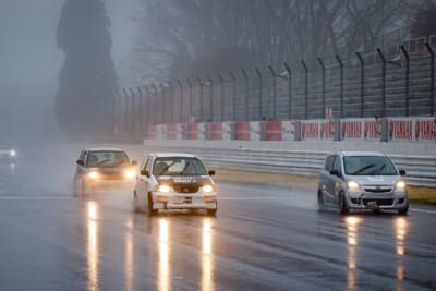 時間が経つにつれて雨足は強くなる。とはいえ新舗装はウェット時のグリップが高いらしく、以前より安心して攻められるとのことだ
