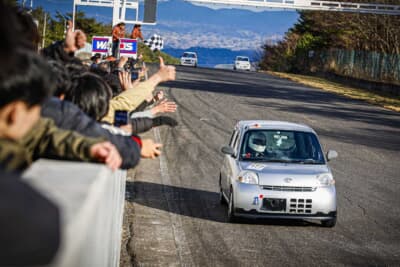 チェッカーが振られるとチームの枠を超えて祝福。過酷な200分を戦い抜いた同志なのだ