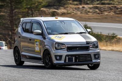 ターボの2クラスにもHA36アルトワークスが参戦。予選はぶっちぎりのポールポジション、決勝はクラス優勝かつ総合でも準優勝に