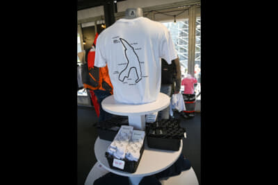 オフィシャルショップではコース図のTシャツとソックスが販売されていて、気になるアイテム