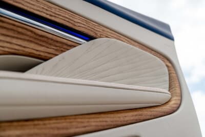 アストンマーティン DB12 ヴォランテ パームビーチエディション：ヤシの葉をモチーフにした刺繍がシート、センターアームレスト、ドアシルパネルにまで広がる