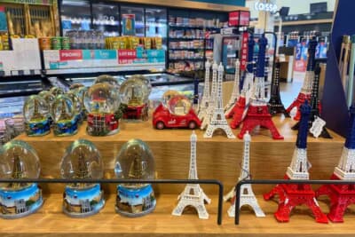 エッフェル塔のお土産は欠かせませんね