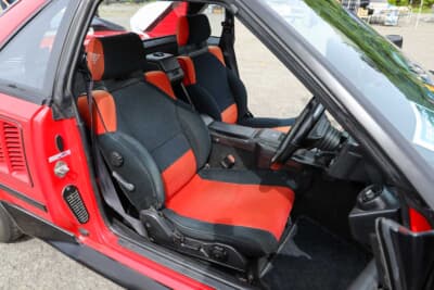トヨタ 初代 AW11型 MR2：インテリアは黒と赤で統一している