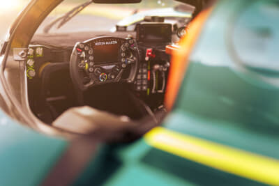 アストンマーティン ヴァルキリーLM：コクピットは安全性、乗降性、視認性が考慮されており、カスタムカーボンファイバー製レーシングシートには肩部サポートとヘッドレストパッドを備える
