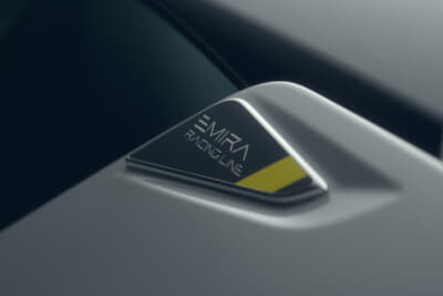 ロータス エミーラ ターボSE：レーシングラインのバッジ