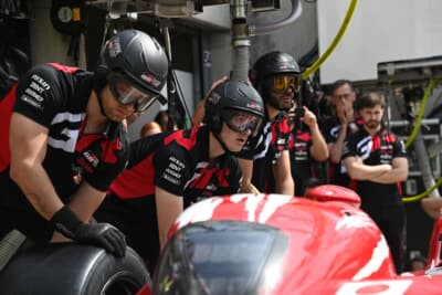 ピットストップチャレンジのメカニックたちの真剣な表情