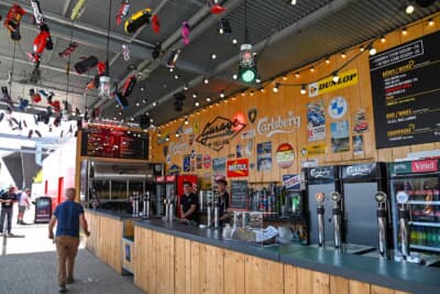 イベントエリアのドリンクショップ。いつもは超満員ですが偶然空いているときに撮影。天井からミニカーがたくさん吊るされていて雰囲気がとても良いのです