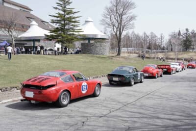 34回目の“コッパディ小海”スタート地点となるガトーキングダム小海に全国より集まったヒストリックカーたちがスタートを待つ