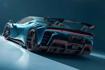 ノビテック SF90XX：フロントに20インチ径、リアに21インチ径を選択したアメリカのヴォッセン製のホイール。ノビテックでは3タイプのデザインと多彩なカラーバリエーションでカスタマーを迎える