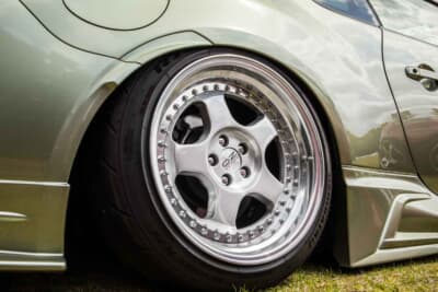 スバル BRZ：アルファ ロメオやランチア用のPCD98をPCD100に加工して装着している