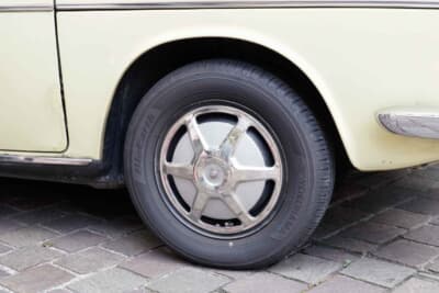 スバルff-1 1300Gスポーツ:スチールホイールに専用のホイールキャップがセンターボルトにより装着されている、タイヤサイズは165/70 13インチ