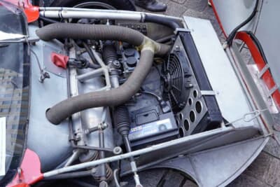 バンディーニ サロンチーノ：フロントのカウルも車両前部にあるヒンジで開閉する。現在の道路事情、使用目的に合わせてラジエータには電動ファンを追加