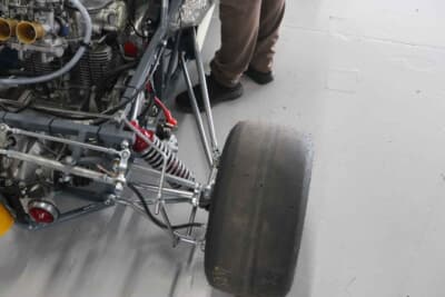 ハヤシ 702B：ハヤシ702Bのリアサスペンション。アッパーのIアーム、ロワの逆Aアームに上下ラジア スアームの組み合わせは、ロン・トーラナックがブラバム時代に完成させたスタイルだ