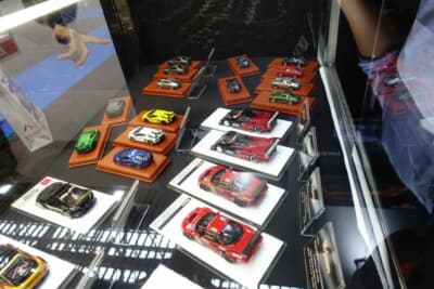 メイクアップの製品群。奥側の本革風台座に載るのが1/64のTitanシリーズ