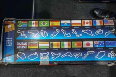 全18コースのレイアウトが再現可能だというコンプリートセットのボックス。もちろんクルマも付く