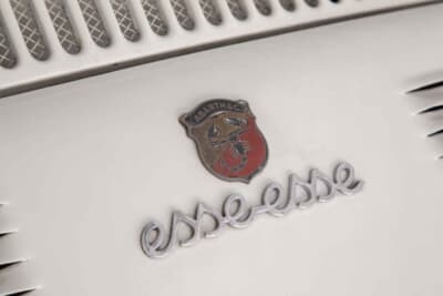 フィアット アバルト595SS：エンジンフードの中央に貼り付けられたアバルトのエンブレム