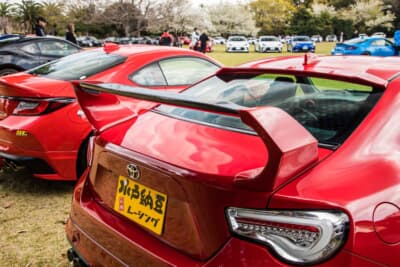 トヨタ 86：ステー部分のみボディカラーとしたカーボンリアウイングは、ノブレッセ製