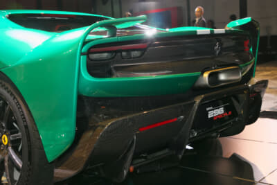フェラーリ 296スペチアーレ：サイドスポイラーとディフューザーが印象的