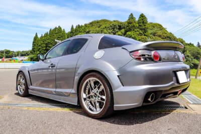 マツダ RX-8：フロントバンパーがレッグモータースポーツ製で、サイドステップがマツダスピード、リアバンパーはシーウエスト製で、リアウイングはイングスのエアロを組み合わせて装着