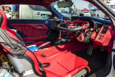 ホンダ S660：インテリアは赤を基調としている