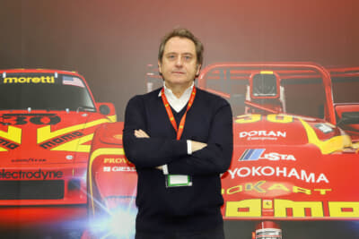 イタリアから来日したマッシモ社長。ブースではサイン会など日本のファンとの交流も