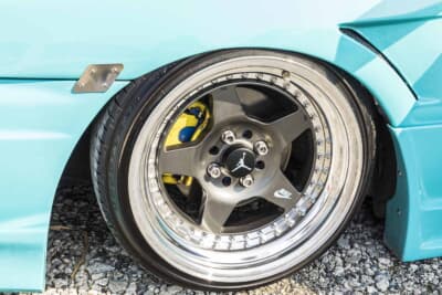 トヨタ スターレット：ホイールはWORK CR01（F&R:16×8J+12）で、この車格から考えるとかなりの極太リムをセレクト