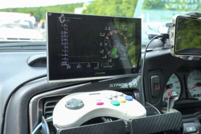 日産 ステージア 25RS FOUR：驚くことに、スカイラインGT-Rのマルチファンクションディスプレイと同じ内容を表示。ゲーム用コントローラーを使って各モード切り替えを行うという発想もユニークだ