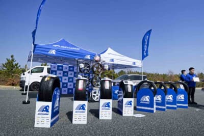 人気のベテラン芸人、博多華丸大吉がCMイメージキャラクターを務めるオートウェイ。国際的な品質規格を通過した安心の海外製タイヤとホイールをアピール