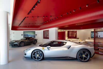 フェラーリの新CIは、来場者体験の質をさらに高め、ブランドのDNAおよび価値観と調和する空間の創出を目的としている