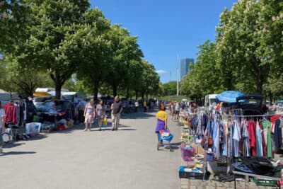 自宅近所の蚤の市は毎週金曜と土曜日に開催されます。土曜日は人で賑わいますが、金曜日は空いています