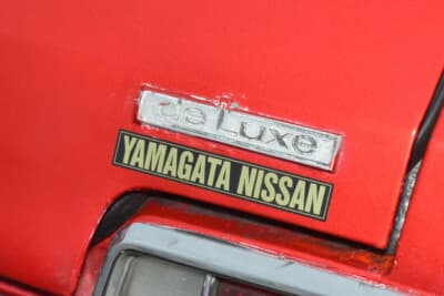 日産 サニークーペ：リアに「YAMAGUCHI NISSAN」などのバッジが配される