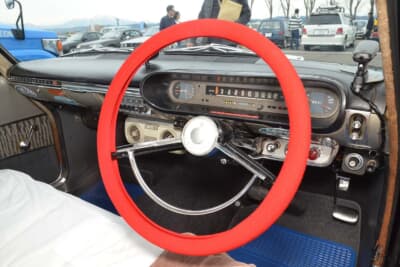 トヨタ トヨペット 2代目 クラウン デラックス:2スポークのステアリング。シルバーの部分がホーンスイッチだ