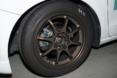 スズキ HA36型 アルト：ホイールは軽量なボルクレーシングCE28で、タイヤは定番のポテンザ アドレナリンRE004をセット