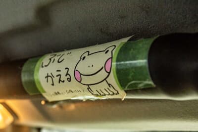 スズキ HA36型 アルト：ロールケージに貼ったイラストは彼女のお手製だ。今シーズンは無事故で完走を狙いたい