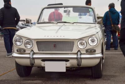 トライアンフ ヴィテス コンバーチブル：チャイニーズ・アイと呼ばれる「つり目」の4灯式ヘッドライト