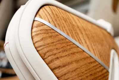 アストンマーティン DB12 ヴォランテ パームビーチエディション：オープンポア仕上げのリニア・ライト・オリーブアッシュ材を使用