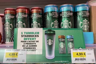 買うのを見送った高い缶コーヒー。2本買うとタンブラーがおまけに貰えるキャンペーン
